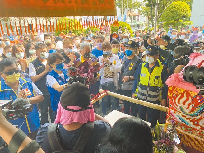 有「粉紅超跑」之稱的苗栗拱天宮白沙屯三媽祖16日首度到台東，就連台東縣長饒慶鈴（左二藍背心）、縣府員工也大排長龍爭相迎轎。（蔡旻妤攝）