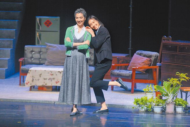 赖佩霞（左）和刘朴剧中有精采对手戏。（张铠乙摄）