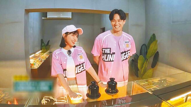 徐新洋（右）与峮峮在《飢饿游戏》中玩吹牛。（中视提供）