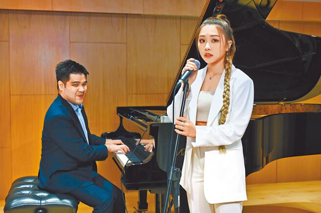 艾薇（右）近期推出新歌，邀来钢琴家黄裕翔合作One Take版本。（环球音乐提供）