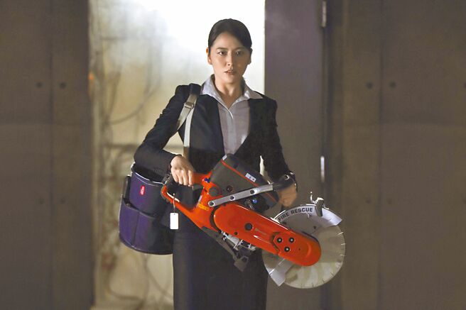 長澤雅美在《新．超人力霸王》中有驚人的演出。（野獸國提供）