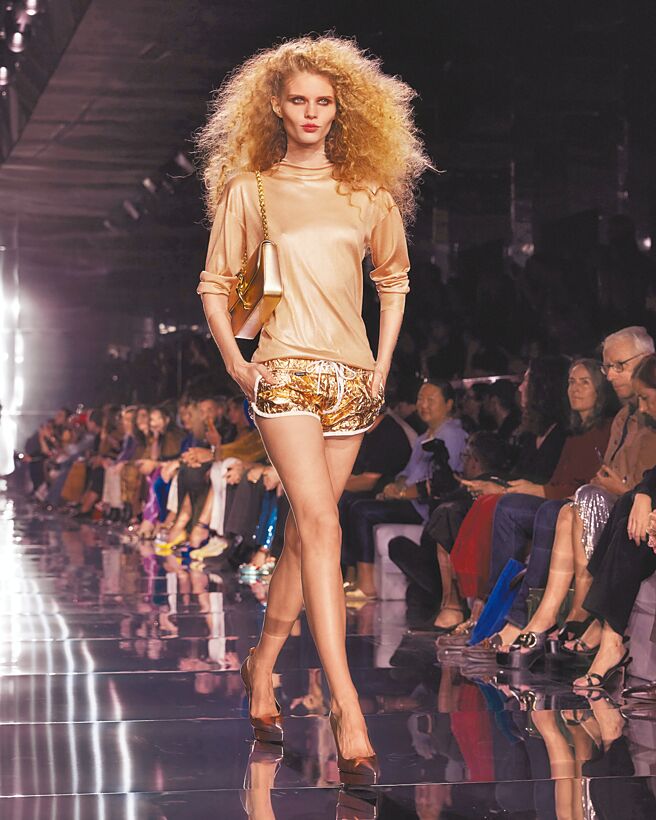 Tom Ford金属光泽与丝质布料，带来奢华的视觉感。（美联社）