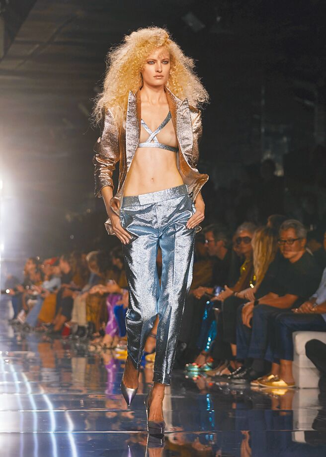 亮片剪裁与身体曲线的结合，带来Tom Ford式的性感。（美联社）