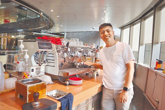 伴鹿精品咖啡创办人张家玮，从公寓到远企打造精致咖啡体验。（吴娮翎摄）