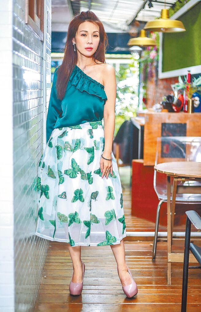 董育君近期推出台语新专辑，开心分享近况。（粘耿豪摄）