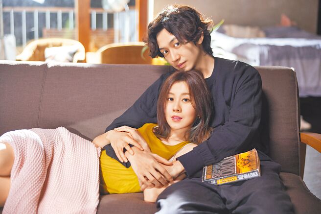 白安与李见腾在〈刚好〉MV有亲密对手戏。（相信音乐提供）