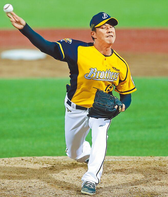 中职龙象战，兄弟先发投手郑凯文主投7局失2分，拿下胜投。（季志翔摄）