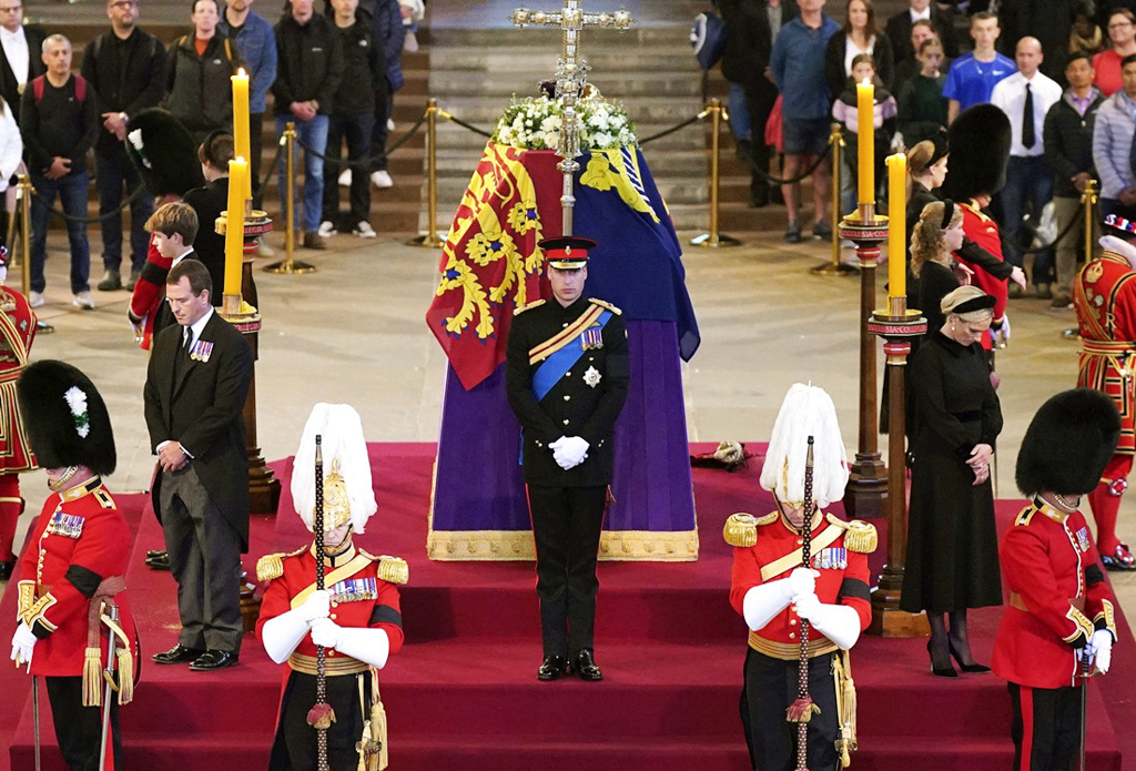 包括威廉、哈利王子在内，已故英国女王伊丽莎白二世（Elizabeth II）的8名孙子、孙女17日晚间在她的灵柩旁守夜。（图／美联社）(photo:ChinaTimes)
