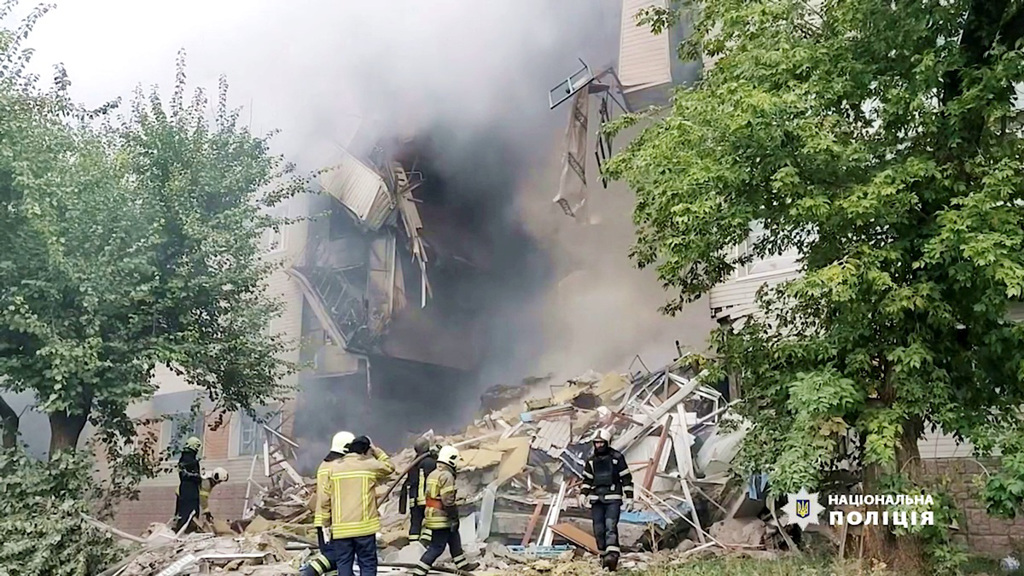 俄罗斯部队持续进逼乌东重要战略城市巴赫姆特（Bakhmut）。图为当地一栋公寓大厦15日遭到空袭。（图／路透社、顿内茨克地区警察局提供）(photo:ChinaTimes)