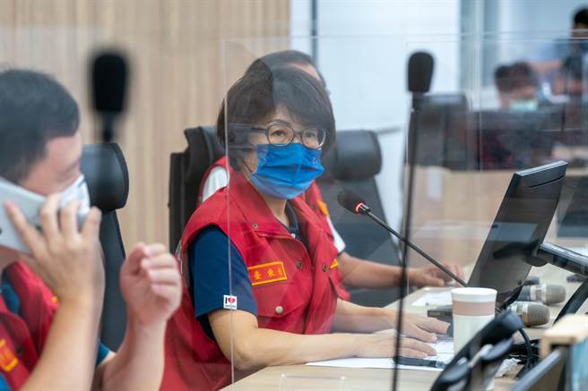 台东县长饶庆铃17日深夜11点30分紧急在台东县消防局灾害应变中心说明0917地震灾情。（台东县府提供／蔡旻妤台东传真）