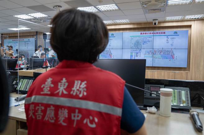 台东县长饶庆铃17日深夜11点30分紧急在台东县消防局灾害应变中心说明0917地震灾情。（台东县府提供／蔡旻妤台东传真）