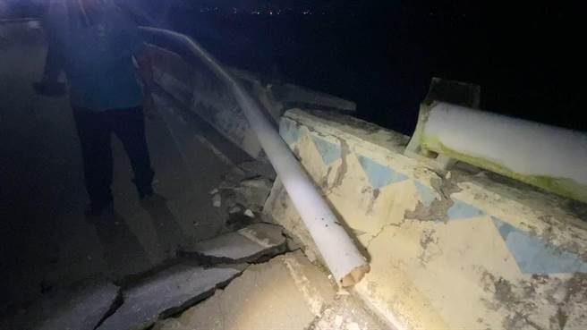 台东县鹿野宝华桥因地震位移严重，目前已实施预警性封闭。（读者提供／蔡旻妤台东传真）
