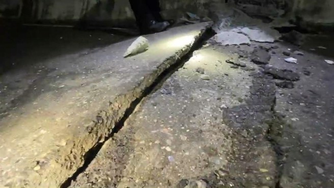 台东县鹿野宝华桥因地震位移严重，目前已实施预警性封闭。（读者提供／蔡旻妤台东传真）