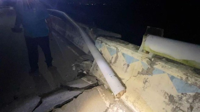 台东县鹿野宝华桥因地震位移严重，目前已实施预警性封闭。（读者提供／蔡旻妤台东传真）