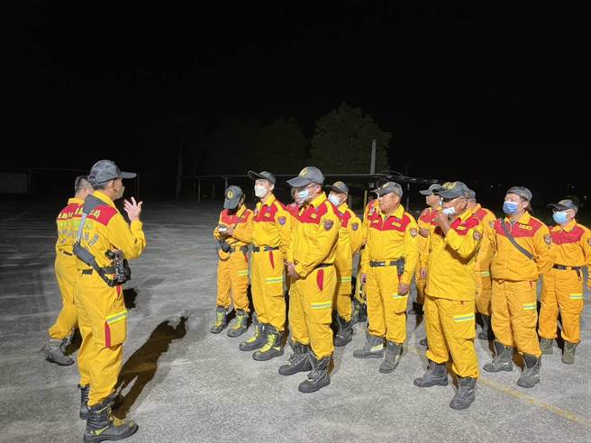 台东17日晚上9点41分发生芮氏规模6.4地震，台东警消、义消、特搜、国际救难总队等单位共24人也在17日深夜11点59分到达关山消防大队报到待命。（读者提供／蔡旻妤台东传真）