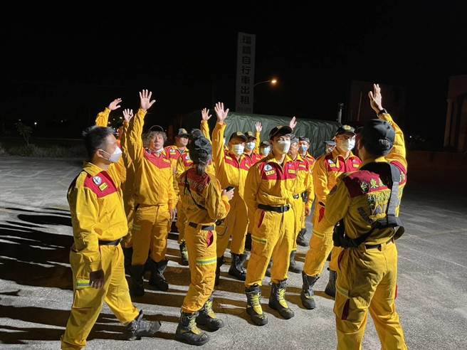 台东17日晚上9点41分发生芮氏规模6.4地震，台东警消、义消、特搜、国际救难总队等单位共24人也在17日深夜11点59分到达关山消防大队报到待命。（读者提供／蔡旻妤台东传真）