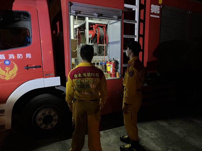 台东17日晚上9点41分发生芮氏规模6.4地震，台东警消、义消、特搜、国际救难总队等单位共24人也在17日深夜11点59分到达关山消防大队报到待命。（读者提供／蔡旻妤台东传真）