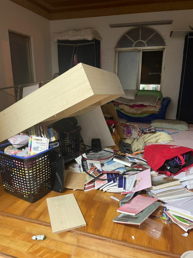 17日晚間發生地震時，王宏恩恰巧人在台東家中，震後他在臉書發文報平安。(圖/ 摘自王宏恩臉書)