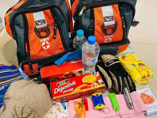 教养专家王宏哲表示，家里一定要有一包避难包，里面需要有消化饼、矿泉水、手套、雨衣、哨子、手电筒等物资，好在地震第一时间可以紧急逃难。（图／翻摄自王宏哲脸书）