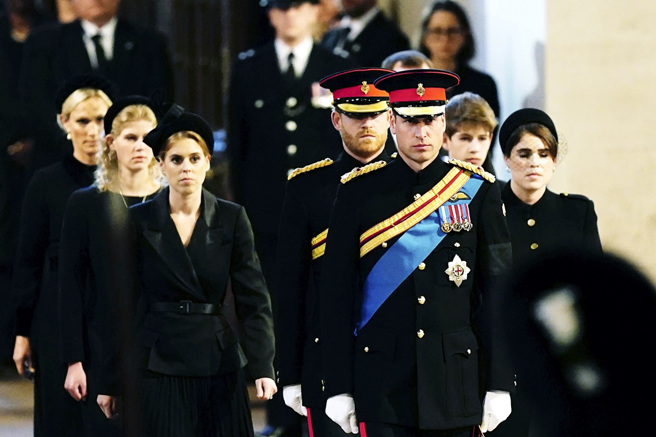 英国威廉王子17日晚间带领哈利王子及另外6名堂兄弟姊妹为已故英国女王伊丽莎白二世（Elizabeth II）守灵。（图／美联社）