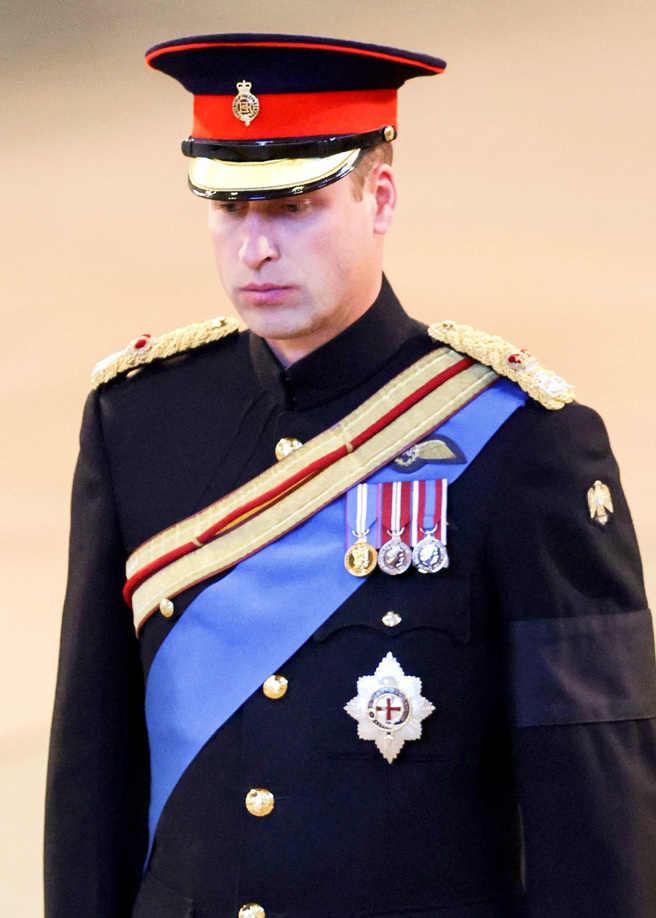 英国威廉王子17日晚间带领哈利王子及另外6名堂兄弟姊妹为已故英国女王伊丽莎白二世（Elizabeth II）守灵，威廉表情肃穆。（图／路透社）