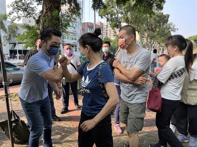 国民党台北市长参选人蒋万安上午出席111年我爱士林亲子健行活动。（黄婉婷摄）