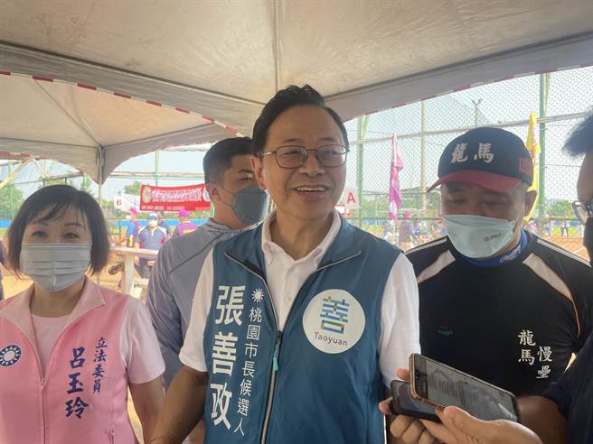 国民党桃园市长张善政(中)说，将搜集资料19日开记者会针对农委会研究案做第一波说明。(吕筱蝉摄)