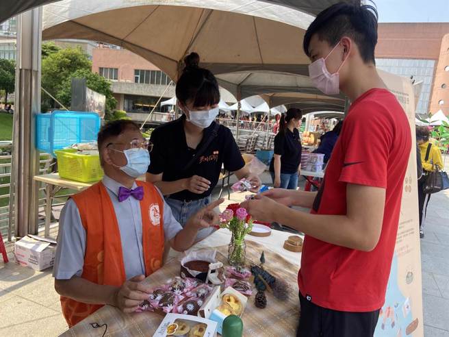 伊甸基金会40周年举办无障碍生活节，不少摊位有感人的励志故事。（伊甸基金会提供／程炳璋台南传真）
