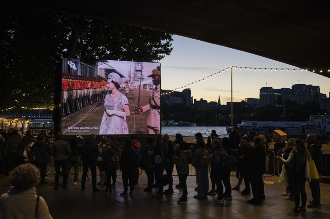 英国政府宣布国葬当天全国放假1天，预料当天直播，将比黛安娜王妃（Princess Diana）1997年葬礼、2012年伦敦奥运与王室多场婚礼等英国近年大事件吸引更多观眾收看。（图/ 美联社）