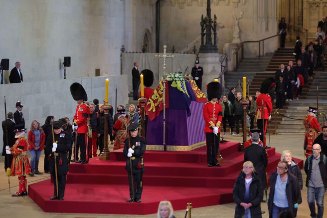 女王灵柩日前已自最后的仪式性旅程，最后前往长眠地温莎（Windsor）。（图/ 路透社）