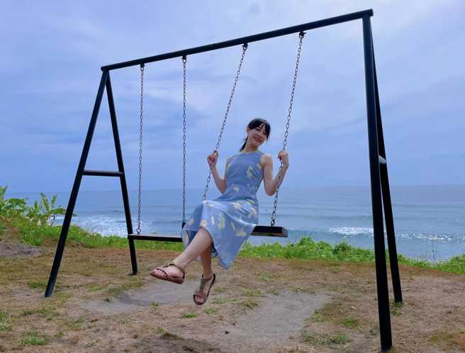 吴宇舒在空中盪秋千，开心的笑容十分吸睛。(图/吴宇舒 FB)