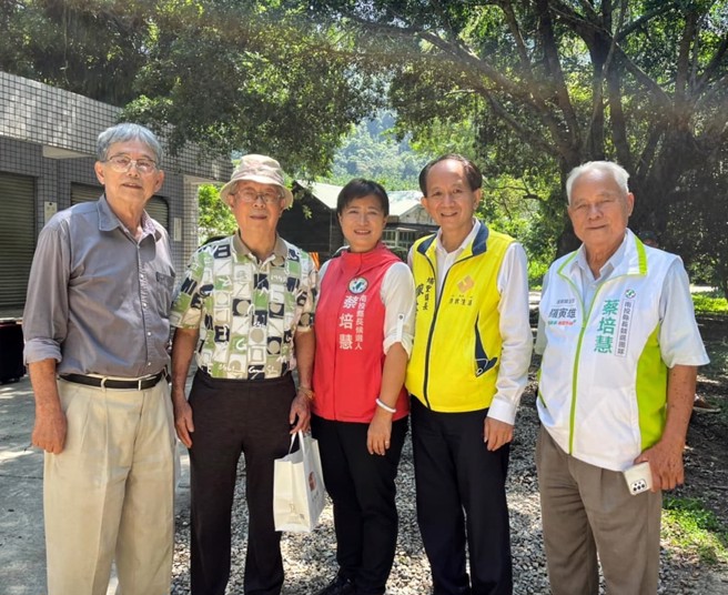 民进党南投县长候选人蔡培慧（中）表示，自己若是当选，计画在全县设置10座共融公园。（翻摄自蔡培慧脸书）