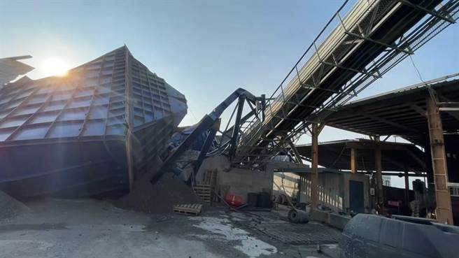 受0917地震影响，关山镇的预拌混凝土厂的厂房设备倒塌。（蔡旻妤摄）