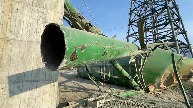 受0917地震影响，关山镇的预拌混凝土厂的厂房设备倒塌。（蔡旻妤摄）