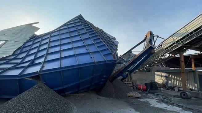 受0917地震影响，关山镇的预拌混凝土厂的厂房设备倒塌。（蔡旻妤摄）