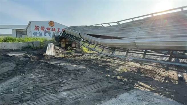 受0917地震影响，关山镇的预拌混凝土厂的厂房设备倒塌。（蔡旻妤摄）