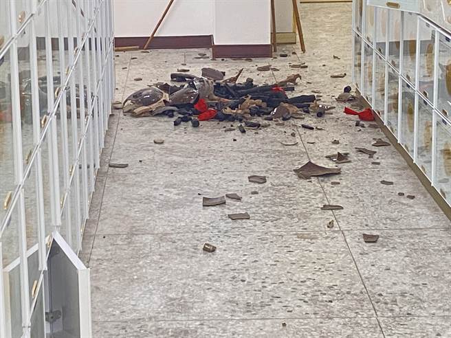 受0917地震影响，初鹿朝安堂1个骨灰罈、1骨骸瓮掉落毁损。（蔡旻妤摄）