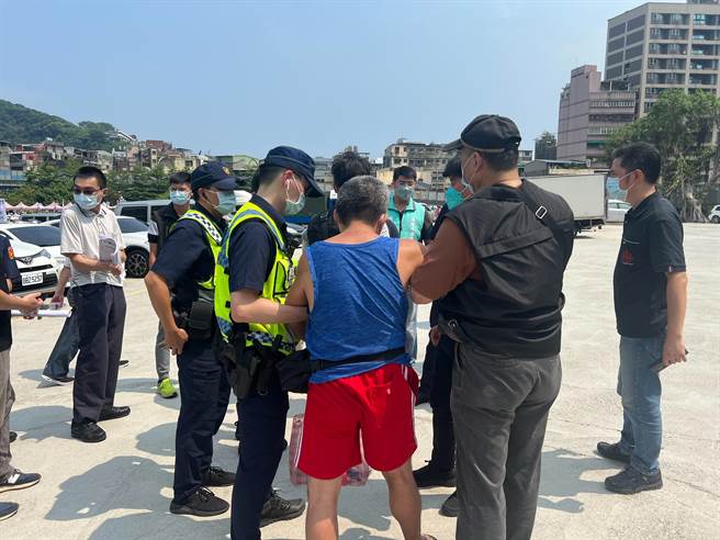 潘姓男子疑似情绪不稳，手持美工刀，遭警方制伏。（陈彩玲摄）