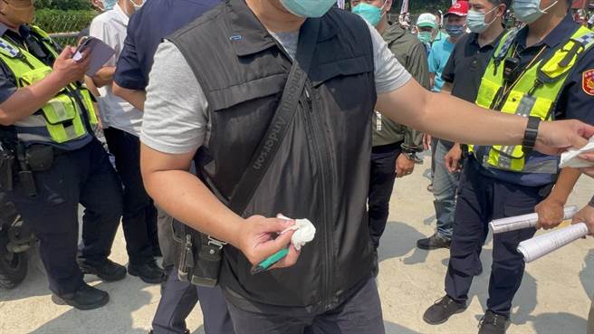 警方制伏过程中不幸有员警受伤溅血，遭疑维安疏漏。（陈彩玲摄）