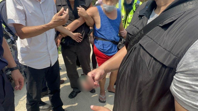 警方制伏过程中不幸有员警受伤溅血，遭疑维安疏漏。（陈彩玲摄）