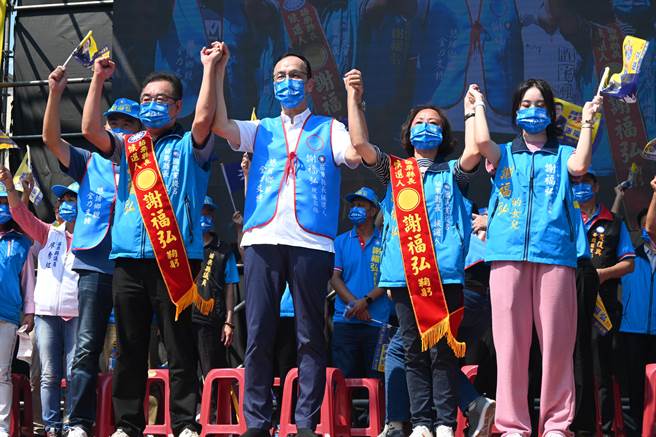 国民党主席朱立伦（中）今天南下苗栗帮党提名参选人谢福弘站台。（李京升摄）
