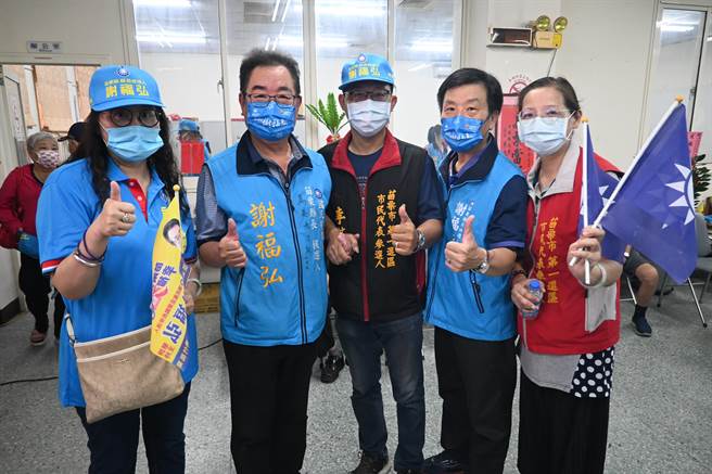 国民党苗栗县长参选人谢福弘（左二）今天举办竞选总部成立大会。（李京升摄）