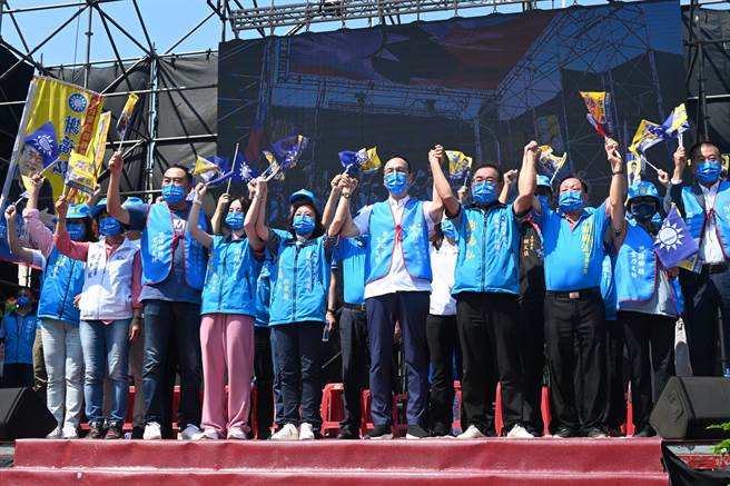 国民党主席朱立伦等党中央要角今天南下苗栗帮党提名参选人谢福弘站台。（李京升摄）