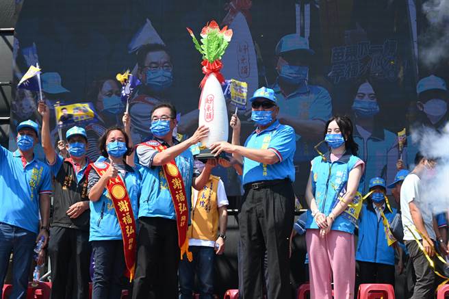 前苗栗县长傅学鹏（右二）赠与谢福弘（左四）好彩头。（李京升摄）采头