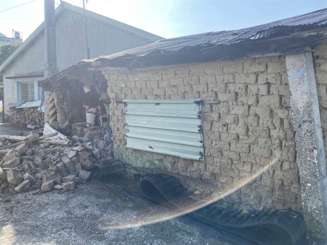 花莲县富里乡内一间约70年的老土角厝墙面昨被强震震倒。（富里乡公所提供／罗亦晽花莲传真）