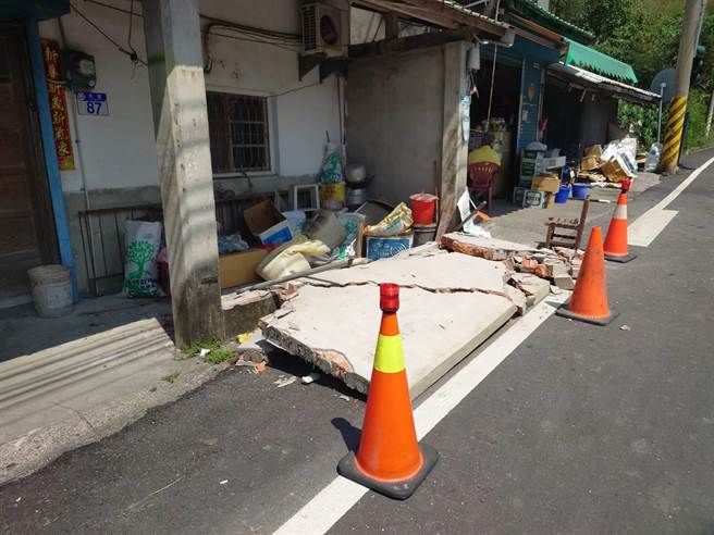 花莲县富里乡永丰村一间民宅的围墙昨被强震震到倒塌。（富里乡公所提供／罗亦晽花莲传真）