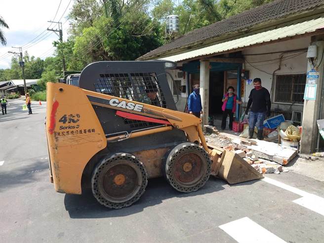 花莲县富里乡昨因强震传出零星灾情，乡公所一早即派机具与人员投入震后復原工作。（富里乡公所提供／罗亦晽花莲传真）
