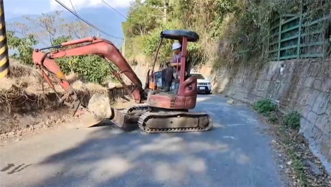 花莲县富里乡六十石山昨因强震造成边坡零星落石掉落，乡公所一早即派机具与人员投入震后復原工作。（富里乡公所提供／罗亦晽花莲传真）