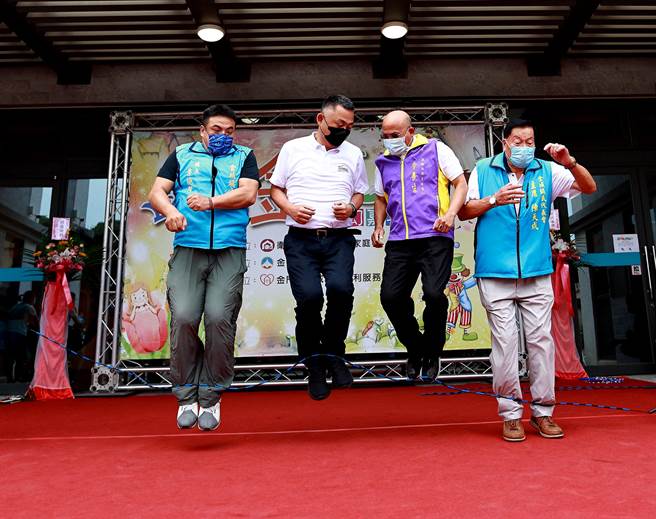 跳起来！「跃动“金”夏 魔幻嘉年华」登场，杨镇浯带头与大家同乐。（金门县府摄影官薛子轩提供）