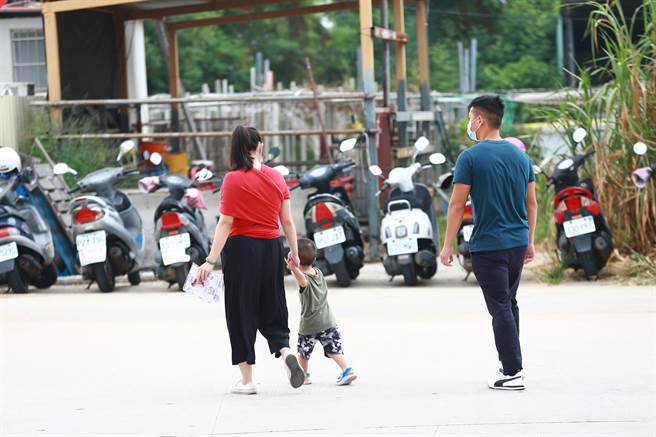 家长带着小朋友逛园游会，共享假日亲子美好时光。（金门县府摄影官薛子轩提供）